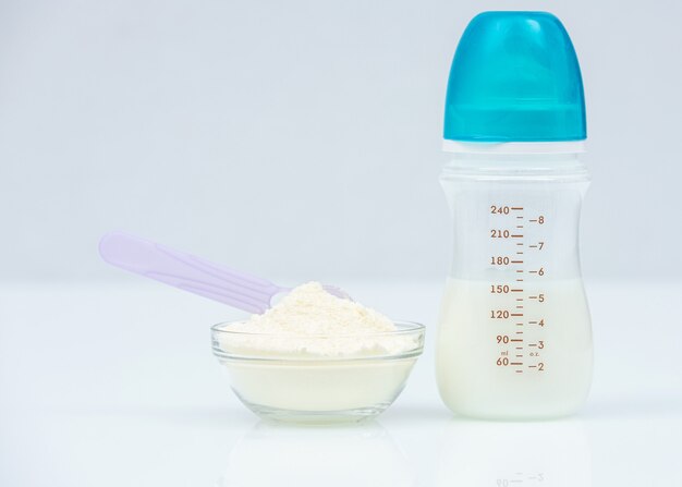 Banniere Avec Du Lait En Poudre Pour Bebe Dans Une Cuillere Doseuse Pres De Biberons Sur Bleu Photo Premium Banniere Avec Du Lait En Poudre Pour Bebe Dans Une Cuillere Doseuse Pres De Biberons Sur Bleu Photo Premium