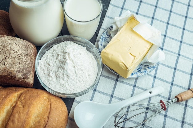 Photo gratuite lait et produits de boulangerie