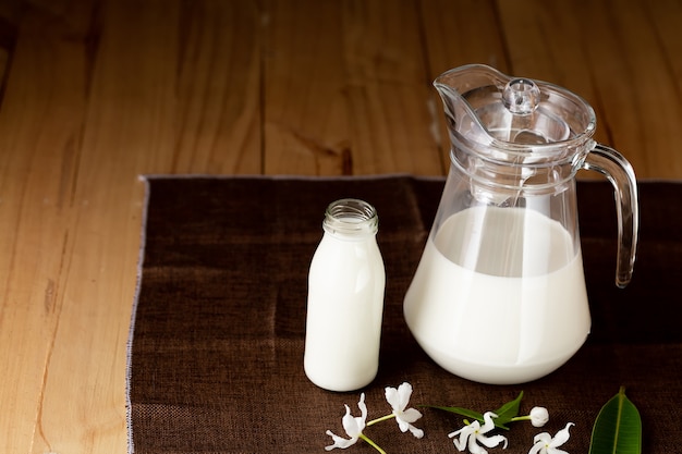 lait, produits laitiers sains sur table