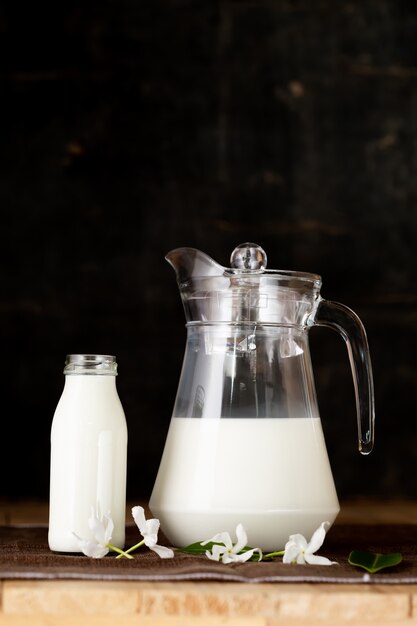 lait, produits laitiers sains sur table