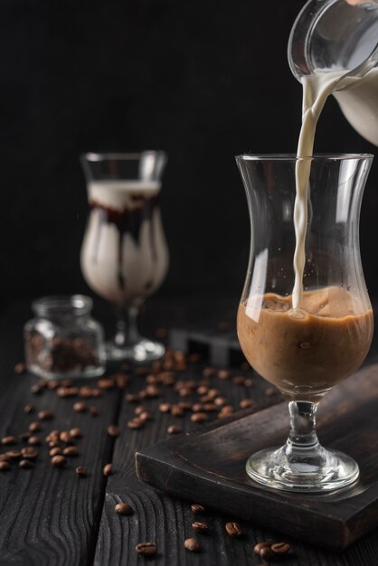 Lait versé dans un verre transparent