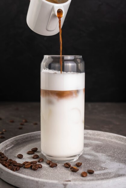 Lait verser dans un verre sur un plateau