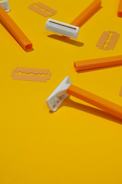 Lames de rasoir avec fond jaune