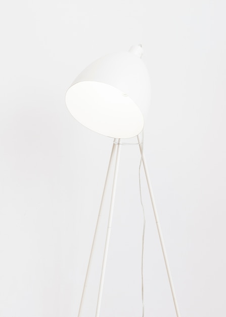 Lampadaire blanc minimaliste