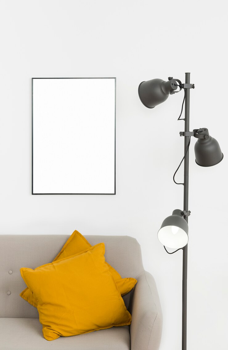 Photo gratuit lampe décorative avec cadre vide et canapé