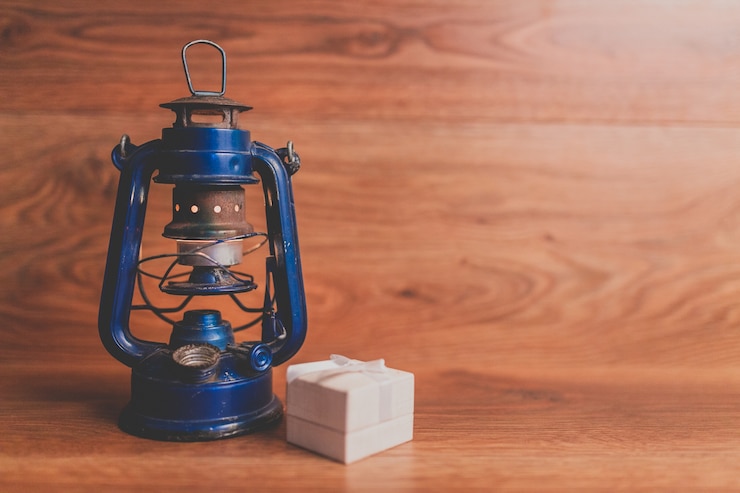 Photo gratuit lampe à huile bleue et une boîte-cadeau
