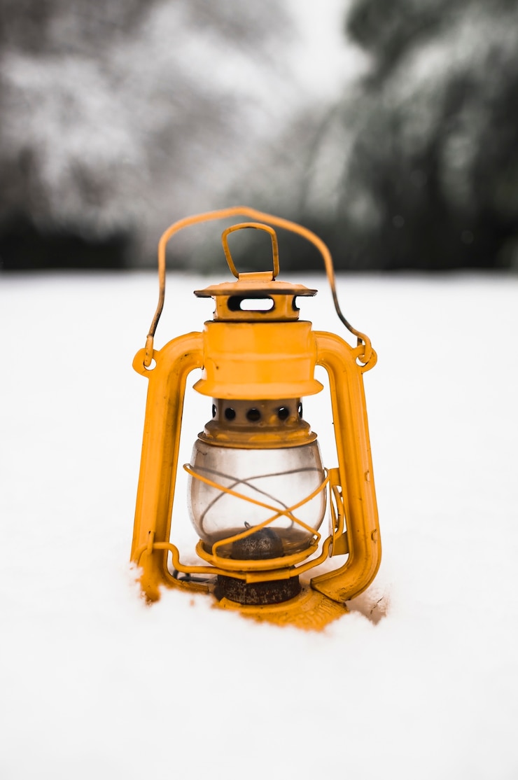 Photo gratuit lampe à huile sur la neige