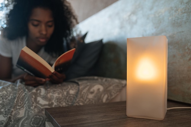 Photo gratuite lampe intelligente près de la femme lisant