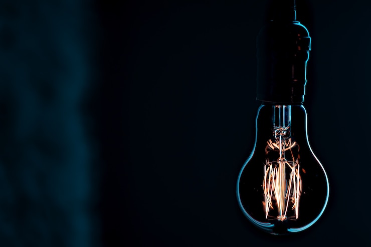 Photo gratuit lampe lumineuse suspendue dans l'obscurité. concept de décor et d'ambiance.