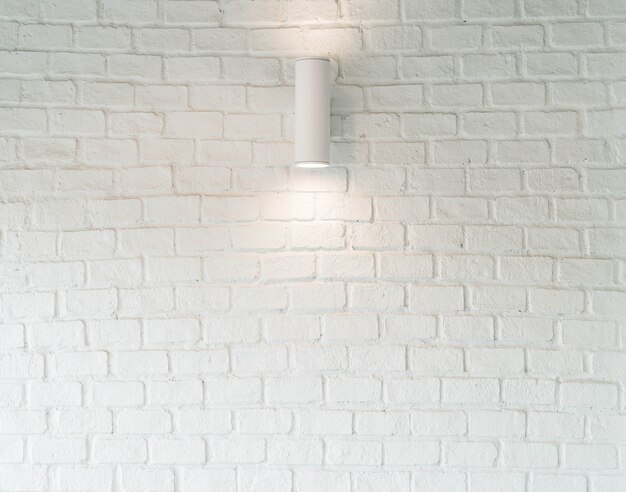 Lampe sur mur blanc