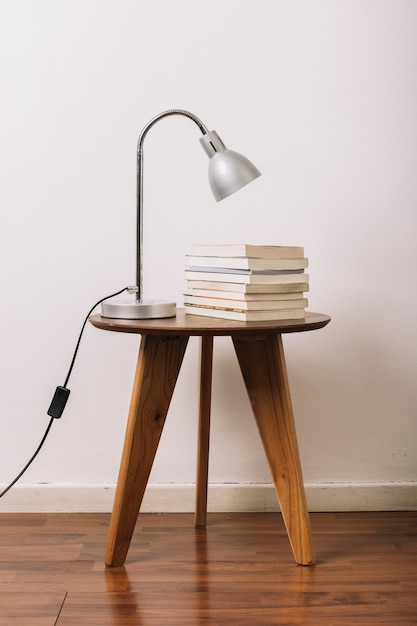 Photo gratuite lampe sur table près de livres