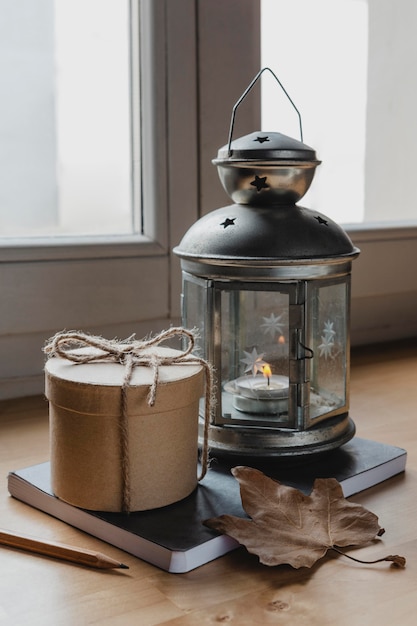 Lampe de vue avant avec bougie et boîte ronde sur agenda