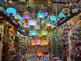 Photo gratuite lampes en mosaïque que l'on trouve couramment en turquie