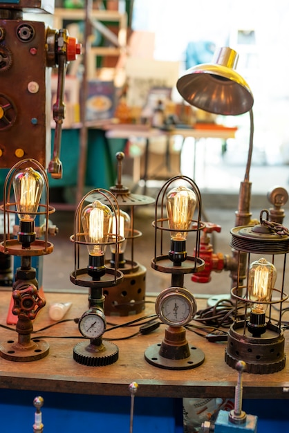 Lampes vintage au marché de l'occasion