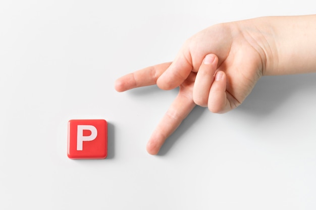 Langue des signes main montrant la lettre p
