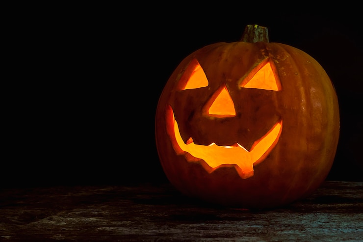 Photo gratuit lanterne citrouille d'halloween sur fond en bois