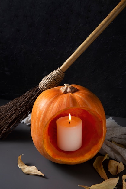 Photo gratuite lanterne de citrouille sculptée halloween fantasmagorique avec bougie allumée