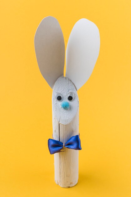 Lapin en bois avec oreilles en papier et noeud papillon