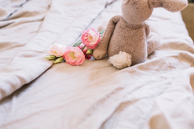 Photo gratuite lapin et fleurs