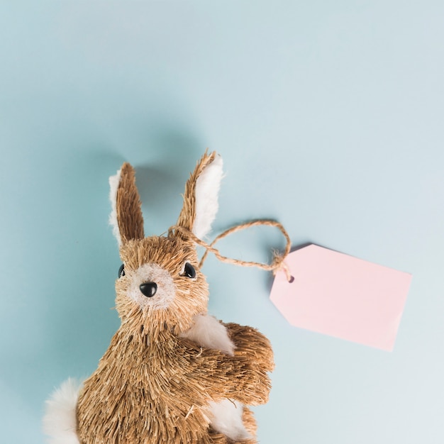 Photo gratuite lapin jouet avec étiquette