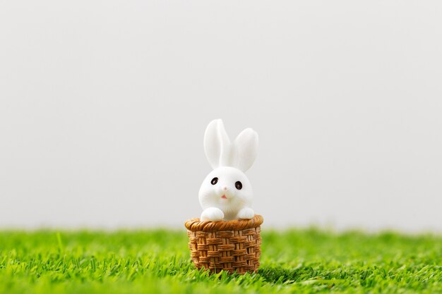 Lapin de Pâques sur l'herbe