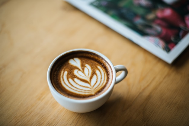 Latte art dans une tasse de café sur la table de café