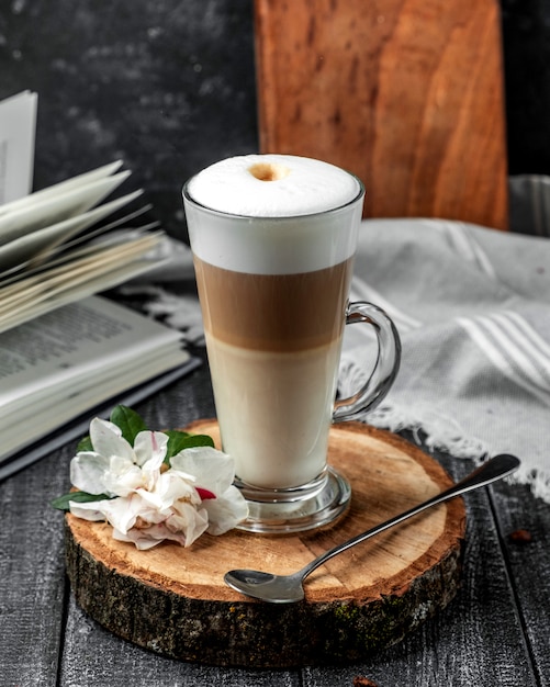 Latte au caramel sur la table