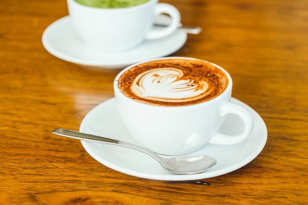 Latte au chocolat chaud dans une tasse blanche