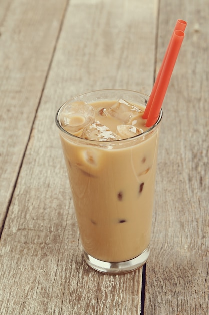 Latte de glace avec de la paille en plastique