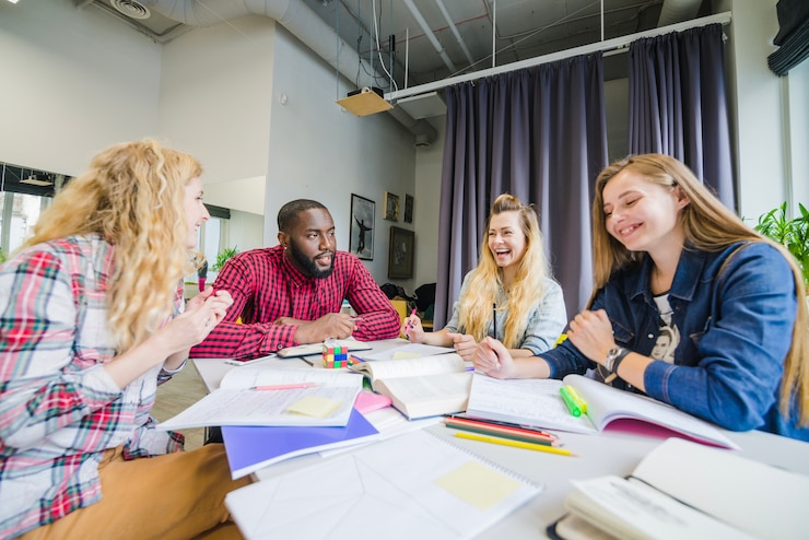 Photo gratuit laughing students at desktop