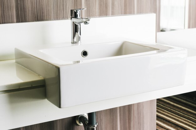 Lavabo et robinet modernes blancs dans la salle de bain