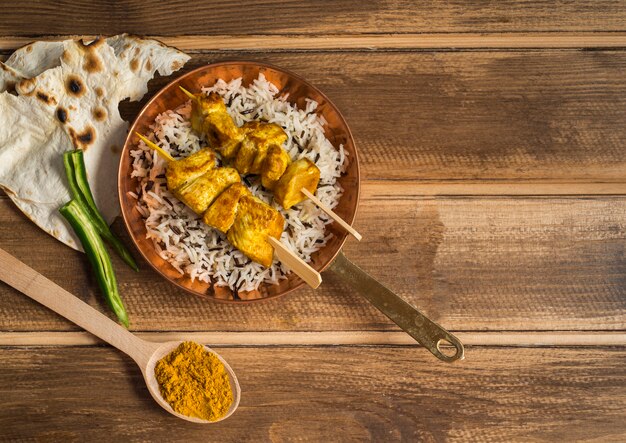 Lavash et épices près du plat de riz