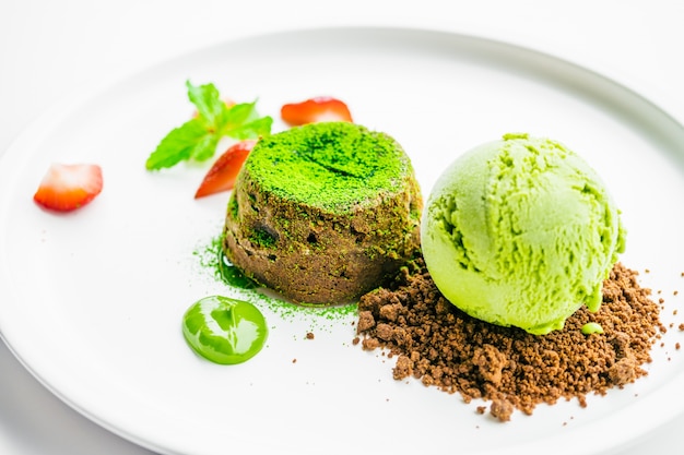 Lave au chocolat au thé vert avec de la glace et de la fraise