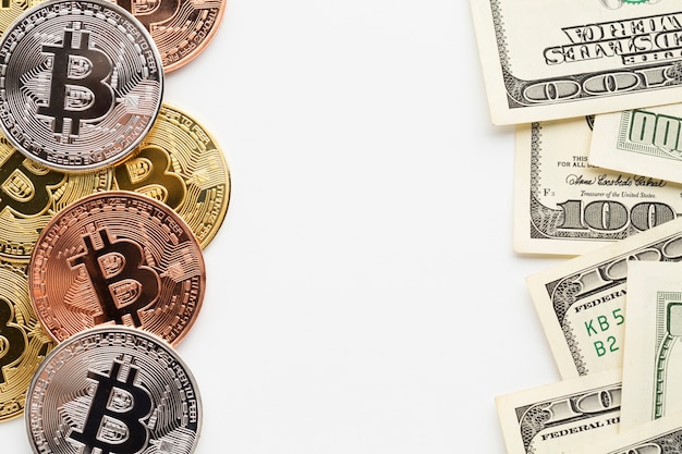 Lay plat de bitcoin et papier-monnaie