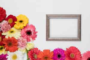 Photo gratuite lay plat de cadre avec concept floral