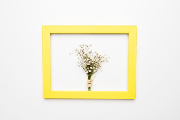 Lay plat de cadre avec concept floral