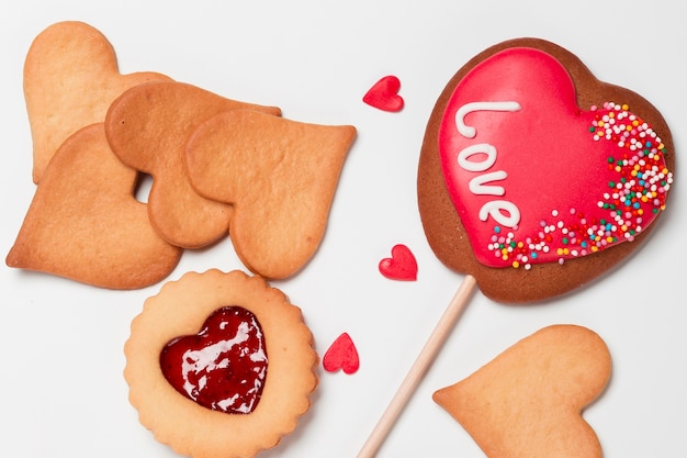 Photo gratuite lay plat de cookie en forme de coeur sur bâton