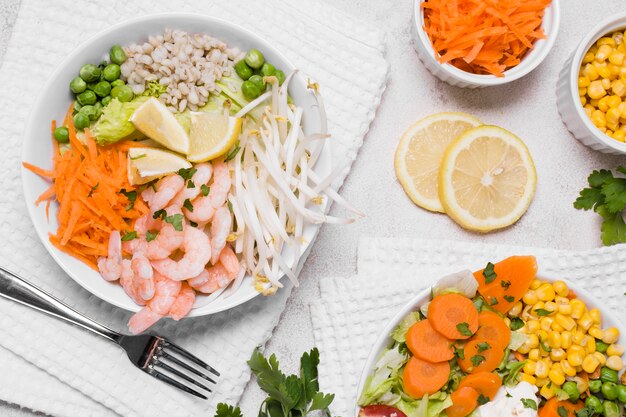 Lay plat de crevettes et de légumes sur des assiettes