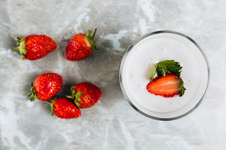 Photo gratuit lay plat de fraises sur fond de marbre