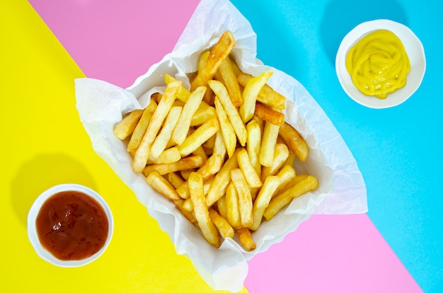 Lay Plat De Frites Sur Fond Coloré