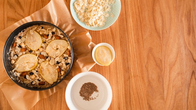 Lay plat de gâteau décoré avec des tranches de poire