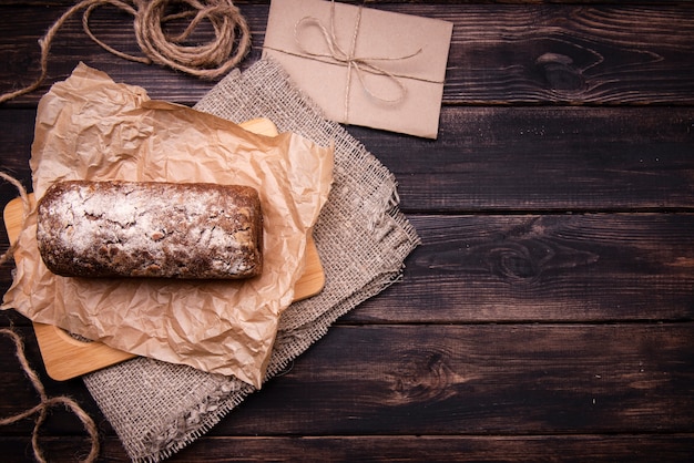 Lay plat de gâteau sur papier parchemin et chiffon