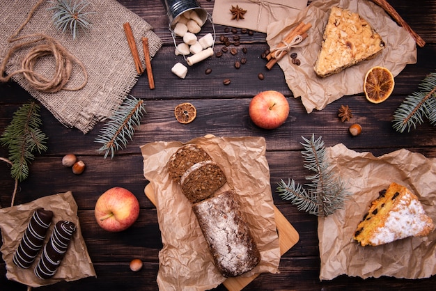 Lay plat de gâteaux et de desserts au chocolat avec des pins et des pommes