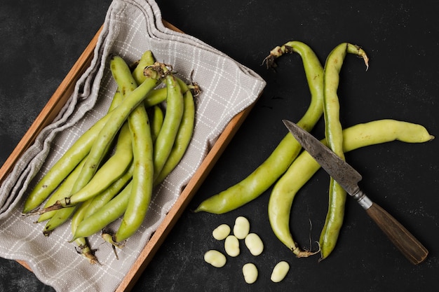 Photo gratuite lay plat de haricots dans un panier avec de l'ail