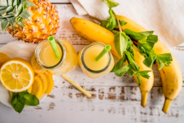 Photo gratuite lay plat de jus de fruits d'été en bonne santé