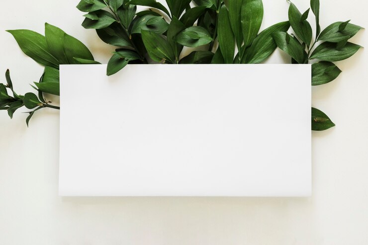 Photo gratuit lay plat de modèle de carte de papier avec des feuilles