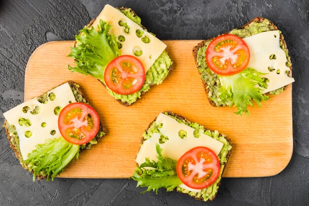 Lay plat de nourriture saine sur une planche de bois