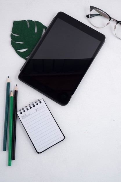 Lay plat de la tablette et des éléments de bureau