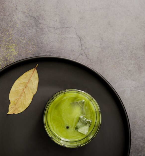 Lay plat de verre à thé matcha avec des glaçons