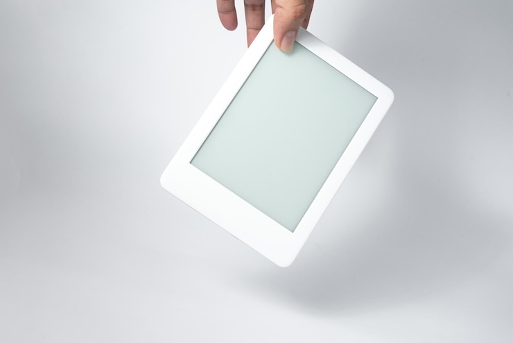 Photo gratuit lecteur d'ebook sur fond blanc isolé tenu par une main masculine
